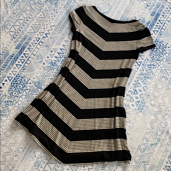 Max Studio Chevron Pocket Dress - Picture 6 of 6